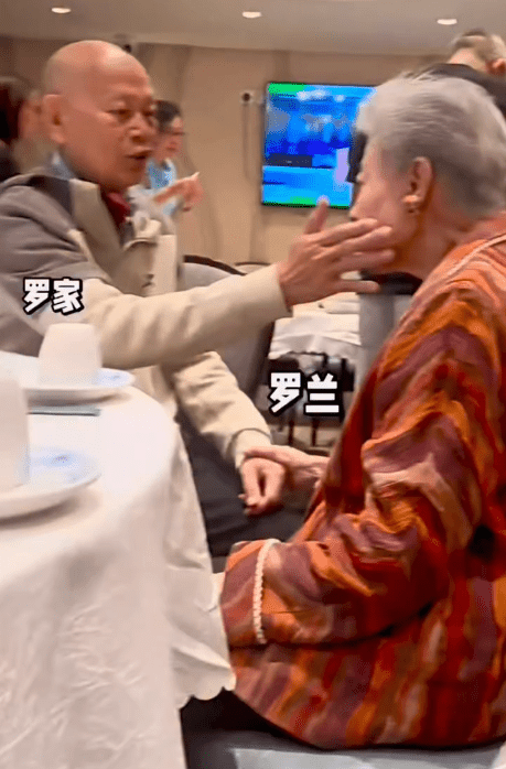 羅家英相當疼惜羅蘭,輕輕撫摸她的面龐。