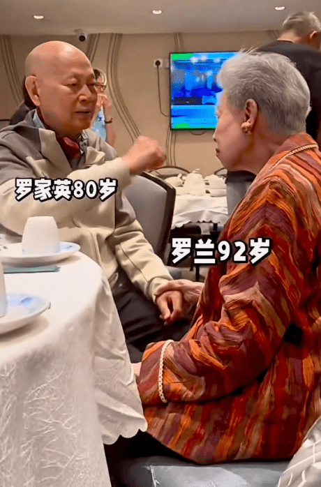 羅蘭被摸面後,流露出如小朋友般的表情。