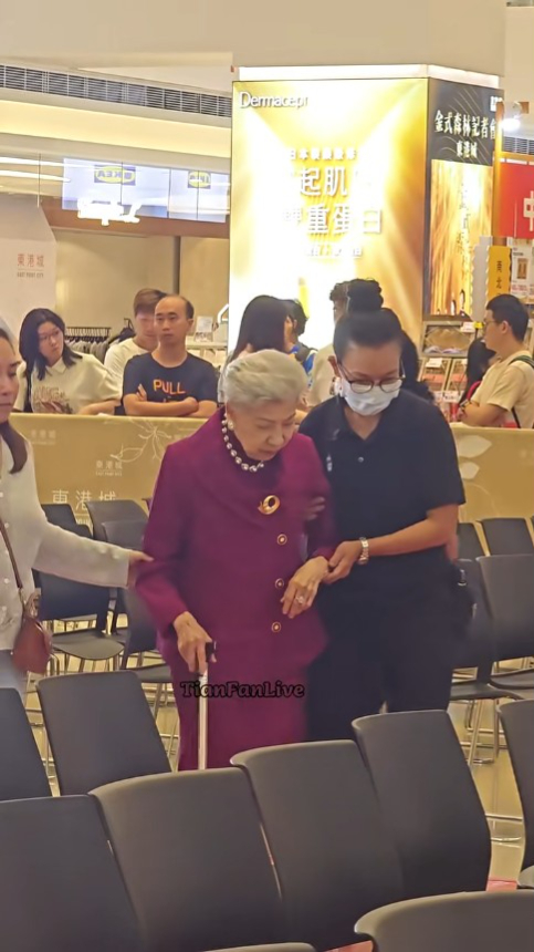 羅蘭下台後便撐著拐杖,在多人攙扶下返回座位。