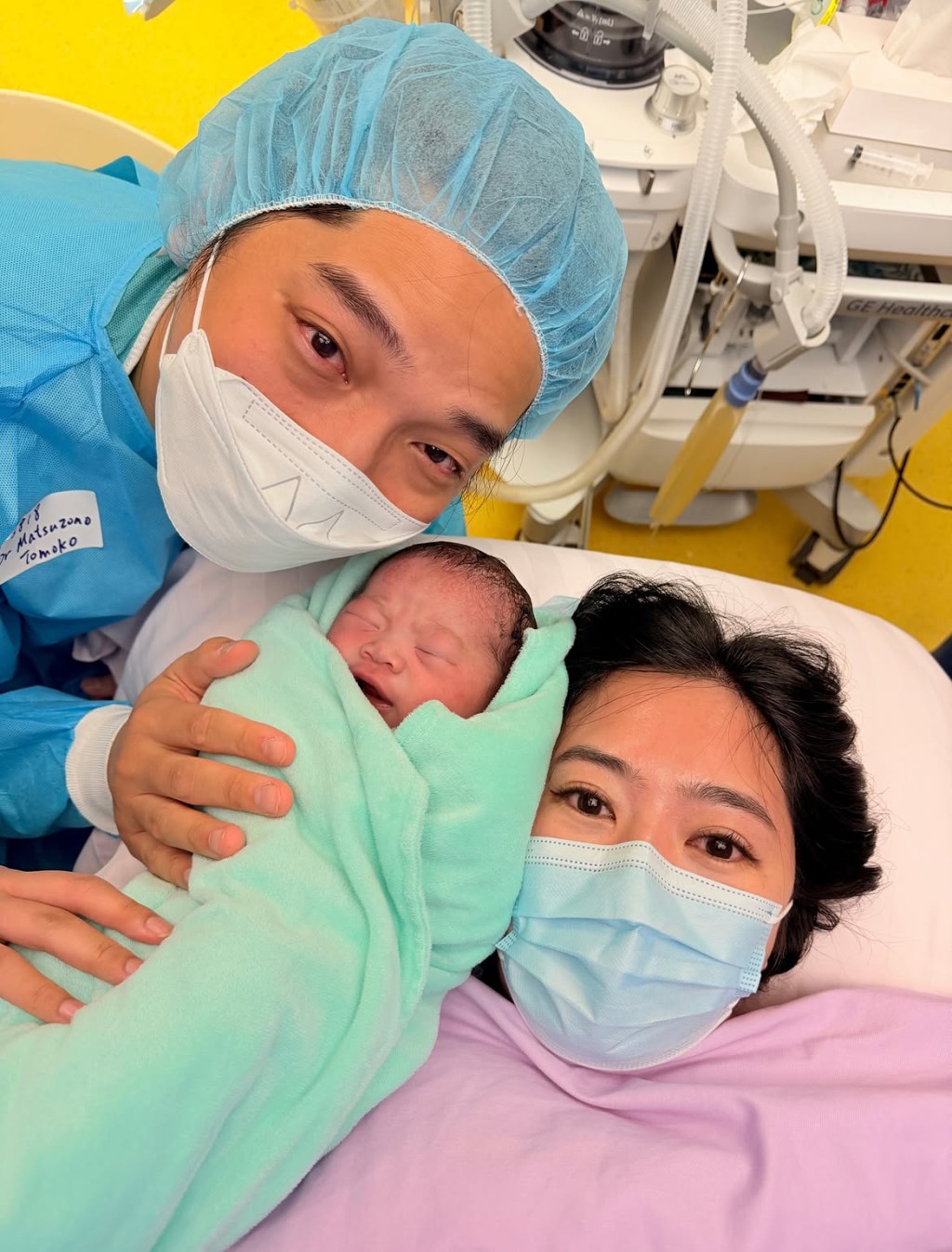 李亦喬今日（7日）在IG分享一家三口首張合照，正式宣布女兒出世。