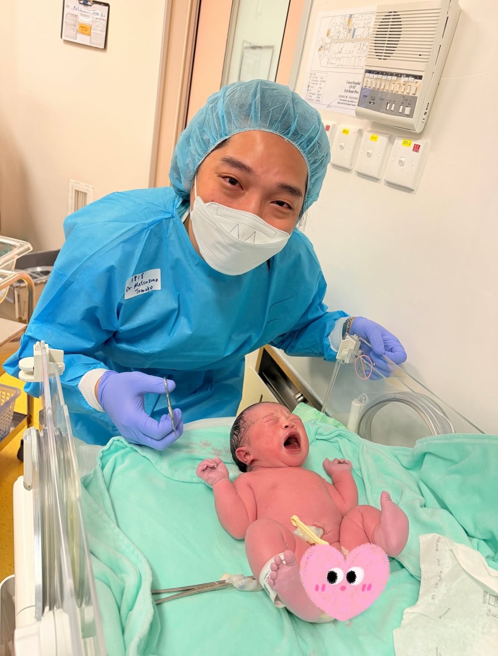 李亦喬的丈夫親自為女兒剪斷臍帶。