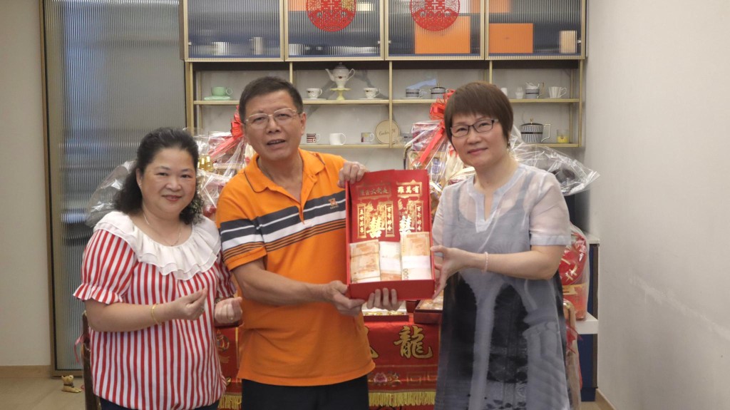 李亦喬過大禮時，最吸睛的是一盒放滿金幣的禮金盒。