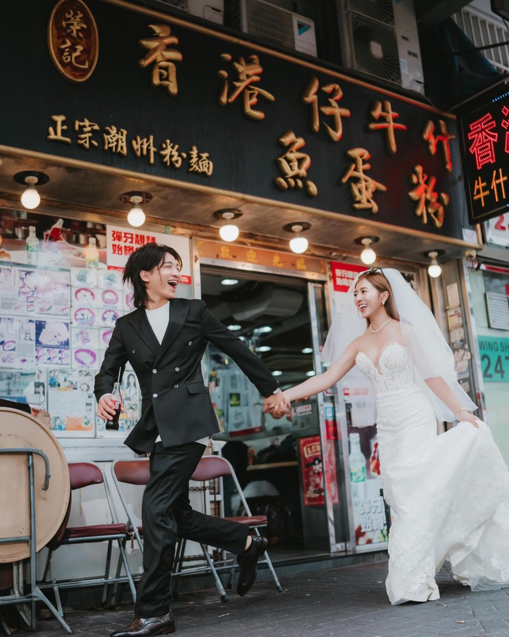 李亦喬與未婚夫在粉麵店招牌前合影。