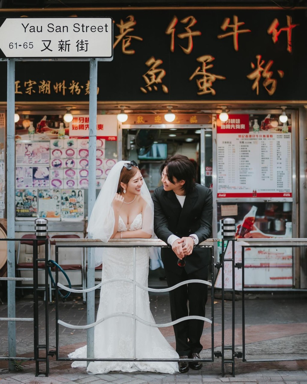 穿上白色Deep V貼身婚紗的李亦喬，俯身靠向欄杆時展現事業線。