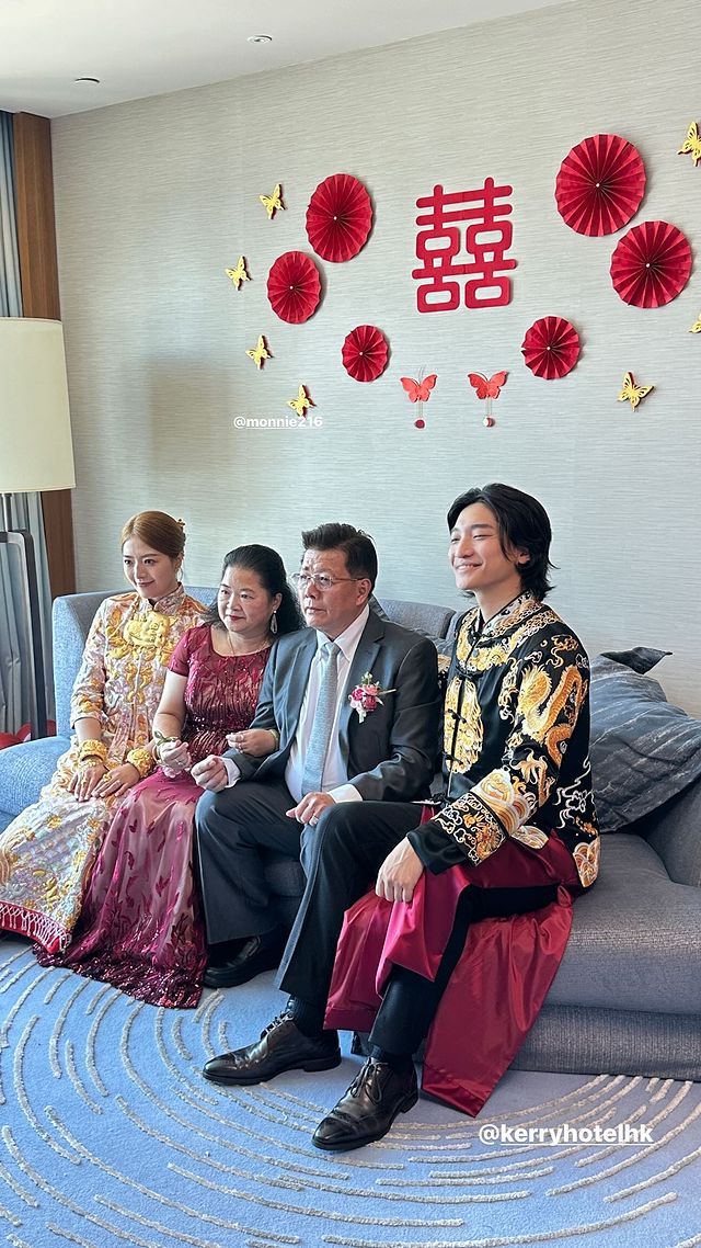 李亦喬與父母及丈夫合照。