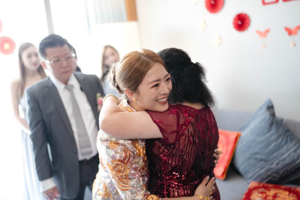 李亦喬對家人流露出不捨的神情。