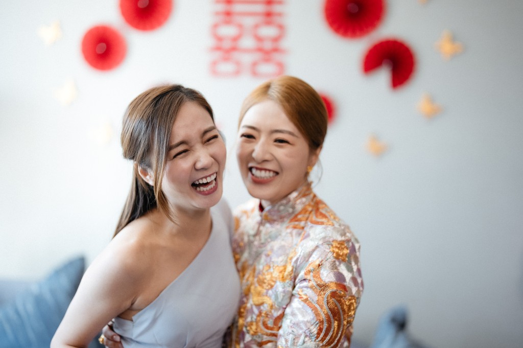董嘉儀（左）的笑容與新娘子李亦喬一樣幸福。