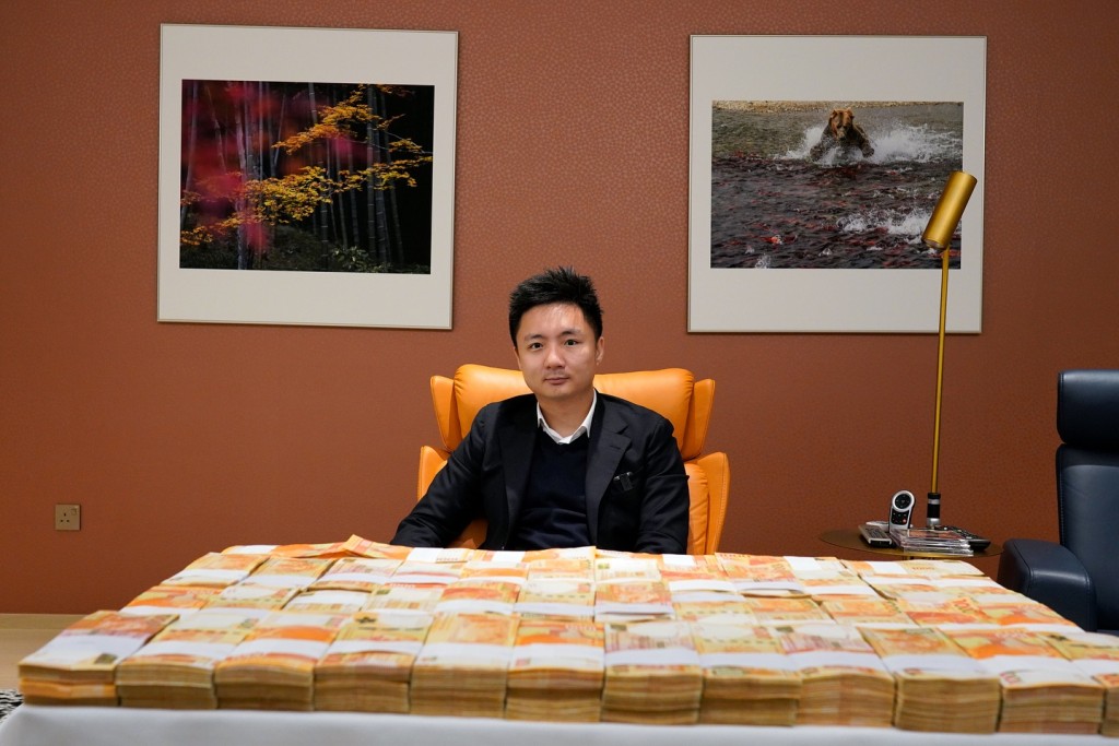 鍾培生曾上載展示1,000萬元現金的照片,並指今年經濟不太好,想「spread more love」。