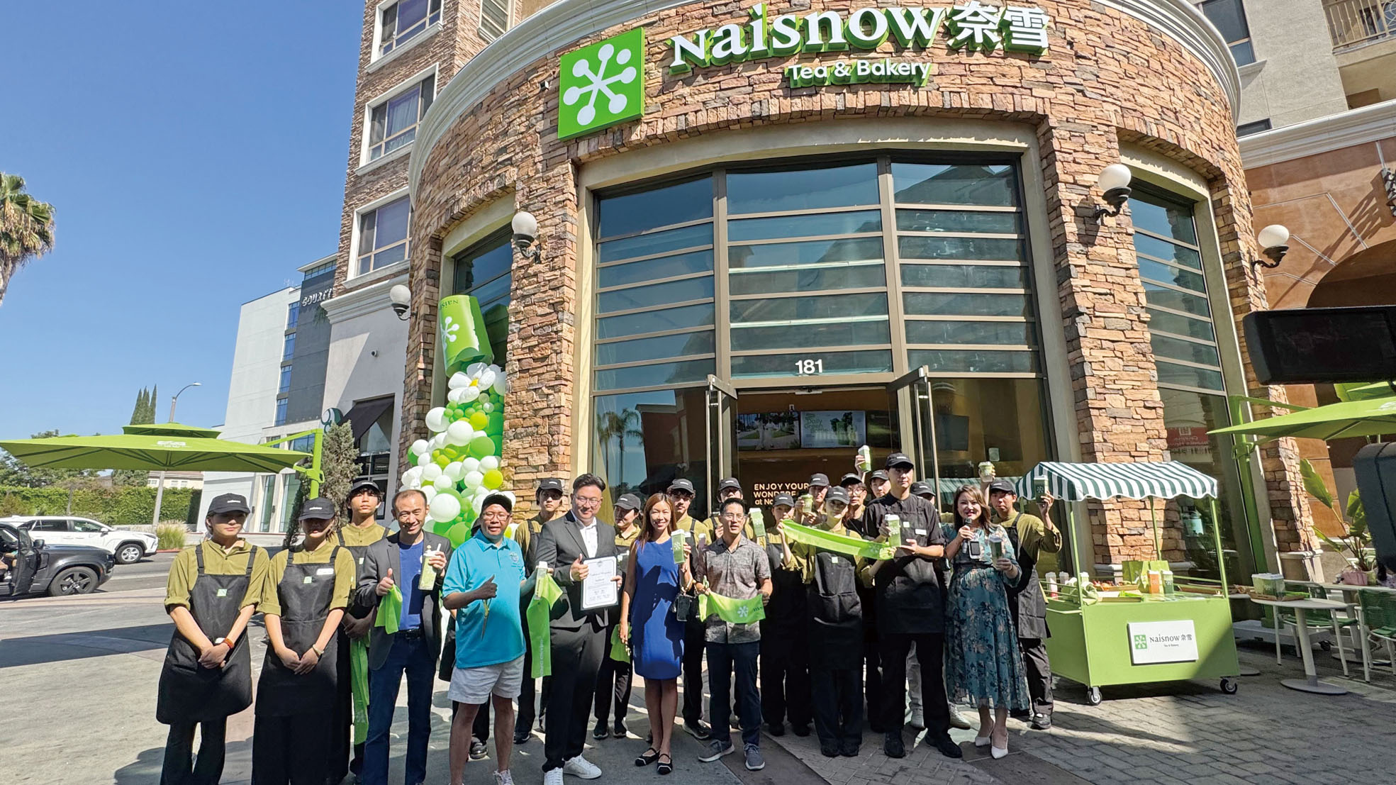 民選官員與店員們共同剪綵慶祝。記者陸新攝