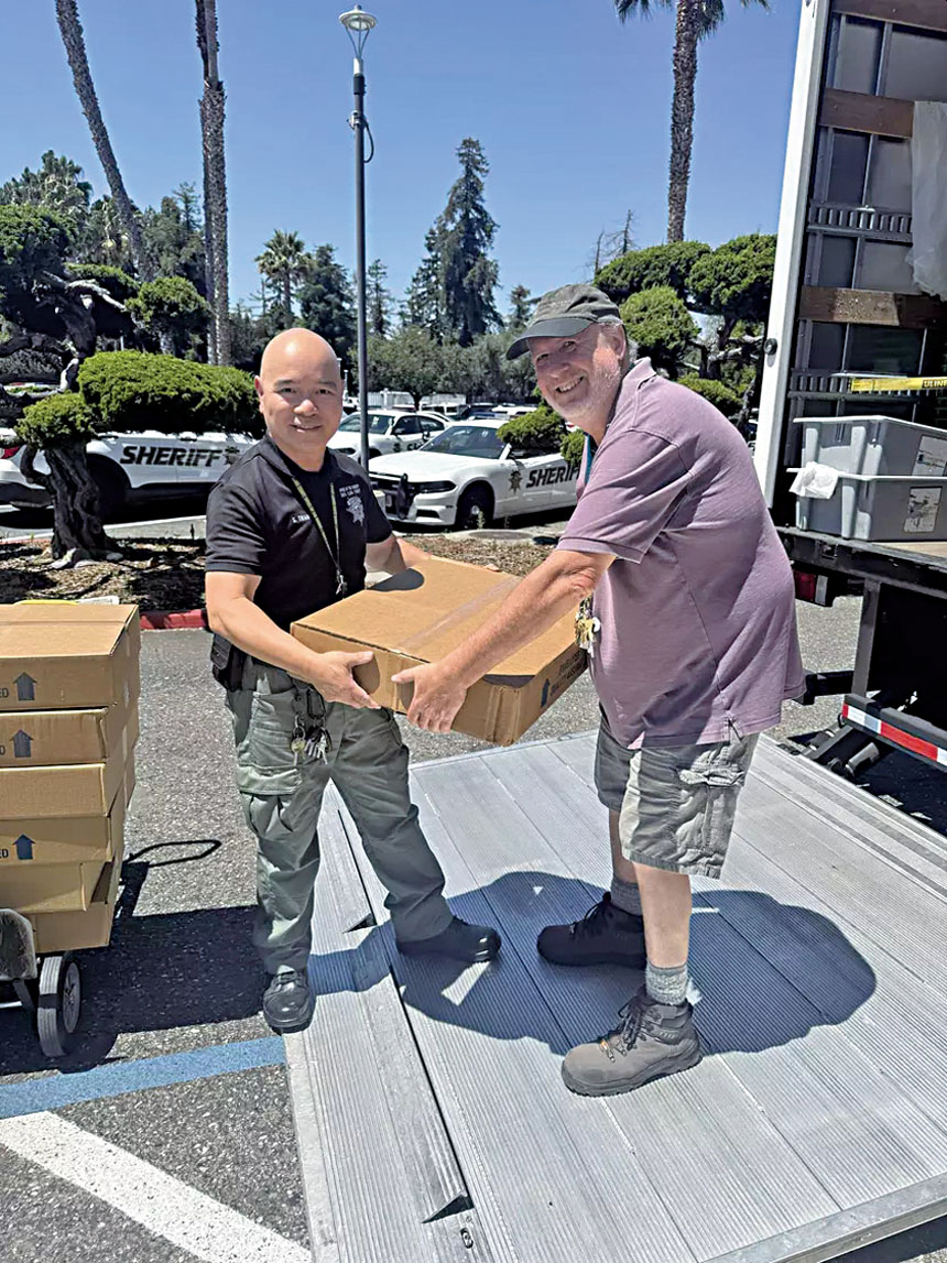 縣警局與社區組織合作派發套件。聖他克拉縣警局