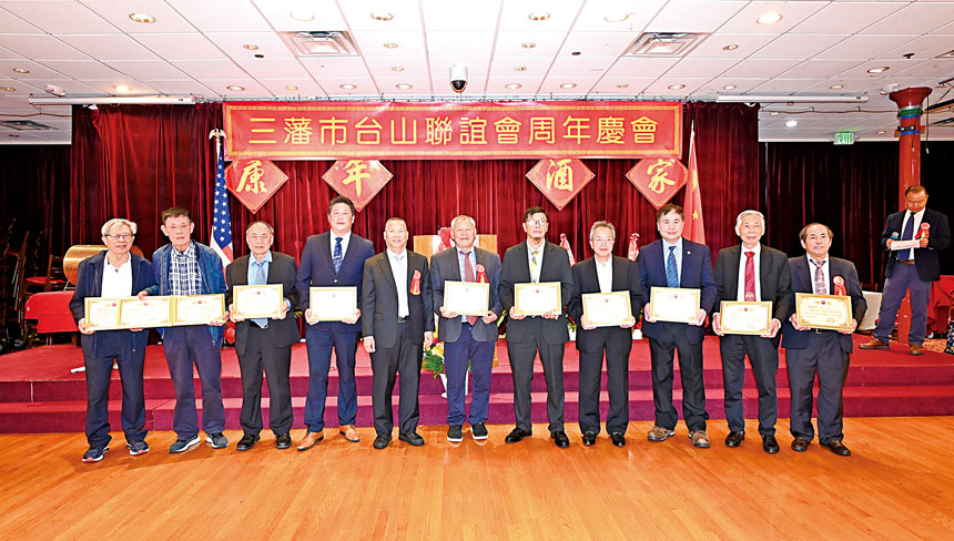會長陳德和向朱明沾、胡偉良、譚卓權、伍熾明、黃仲賢、李鈞棠、陳健全、陳杏超、陳羨棠、陳超群、陳金堂頒發名譽顧問證書。馬紅兵攝