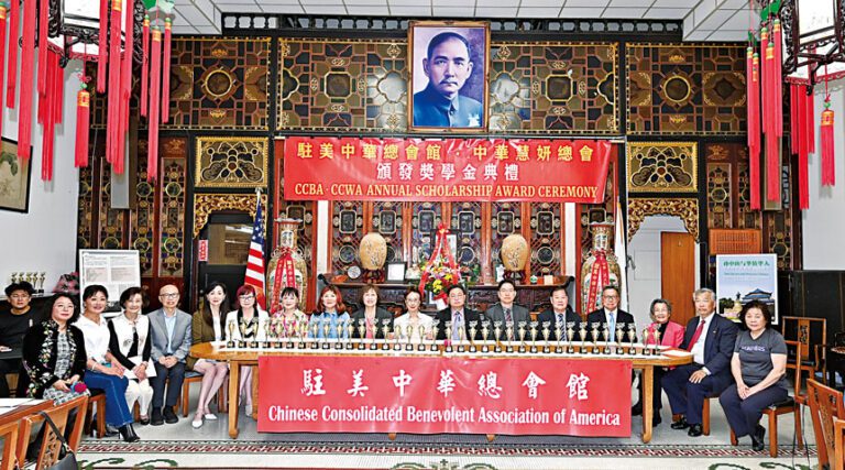 中華總會館總董、主席、通事與中華慧妍總會首長及主要嘉賓合影。馬紅兵攝