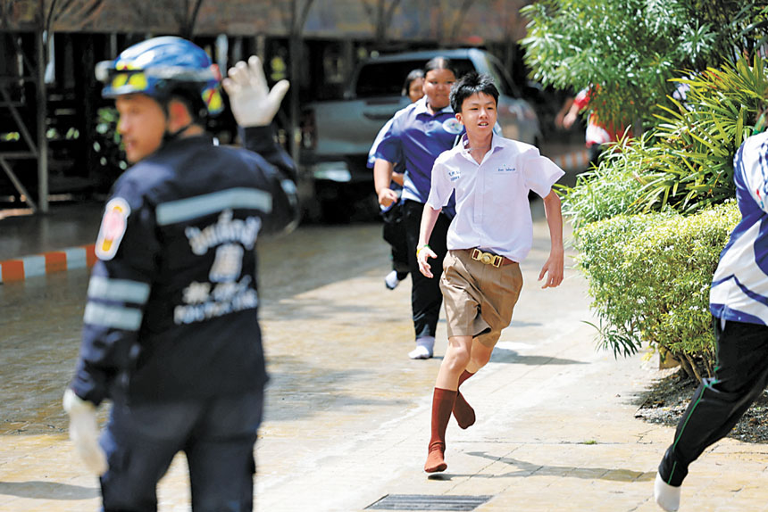 學生們在疏散過程中奔跑。路透社