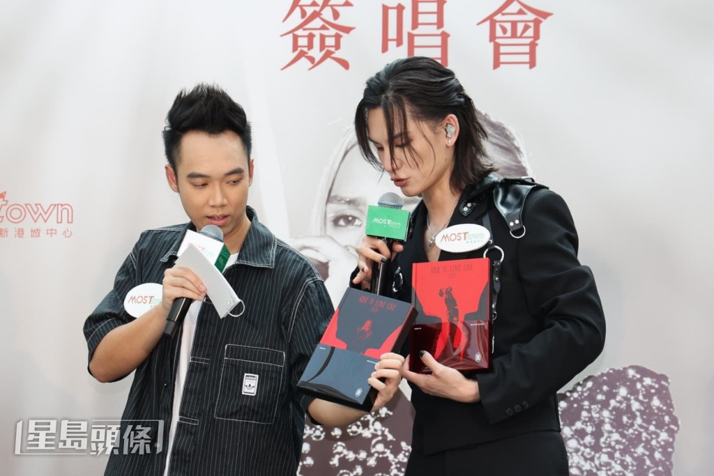 Jeremy向粉絲介紹其首張演唱會藍光碟。
