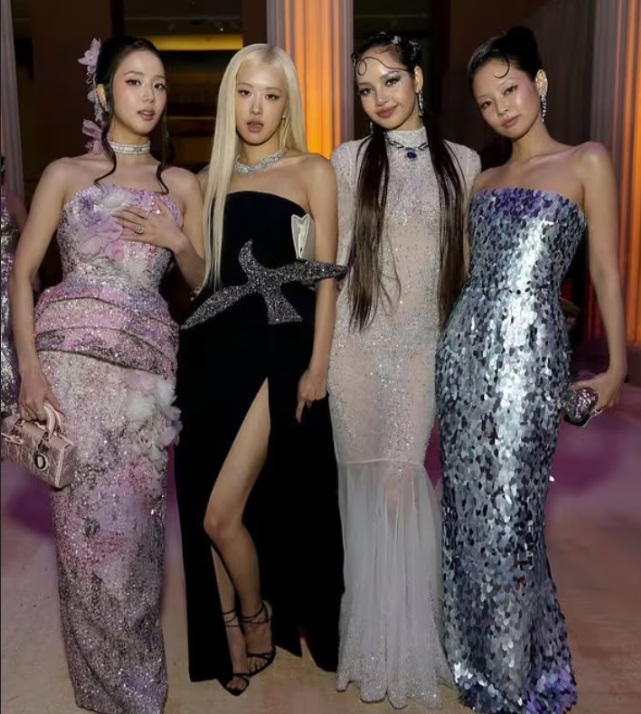 BLACKPINK四位成員近年積極拓展海外事業,在韓國要全員聚首舉辦活動並不容易,反而在國際場合如Met Gala則能全員到齊。