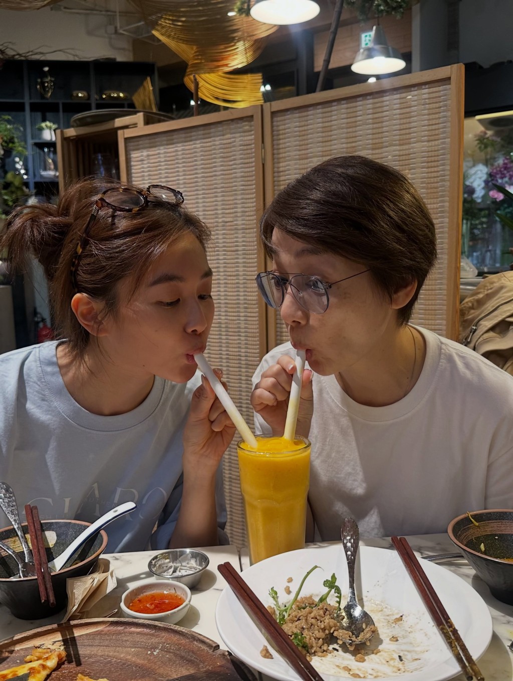 江美儀與郭柏妍共享一杯飲品。