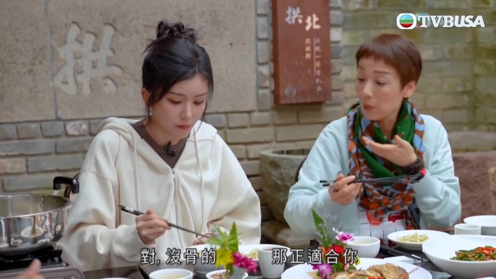 王敏慈因在節目中不會使用筷子,遭江美儀批評。
