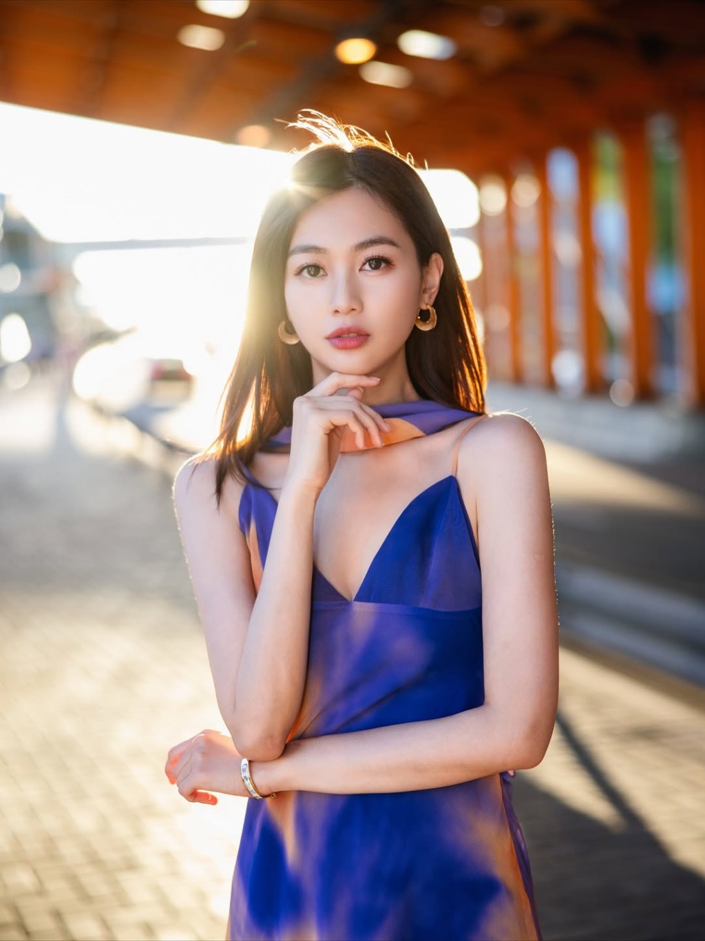 郭柏妍挑戰穿著低胸吊帶裙。