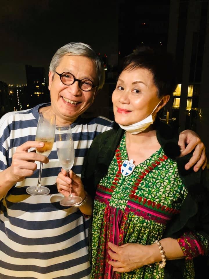 林建明與資深電視人曾展章結婚多年,感情依舊恩愛。