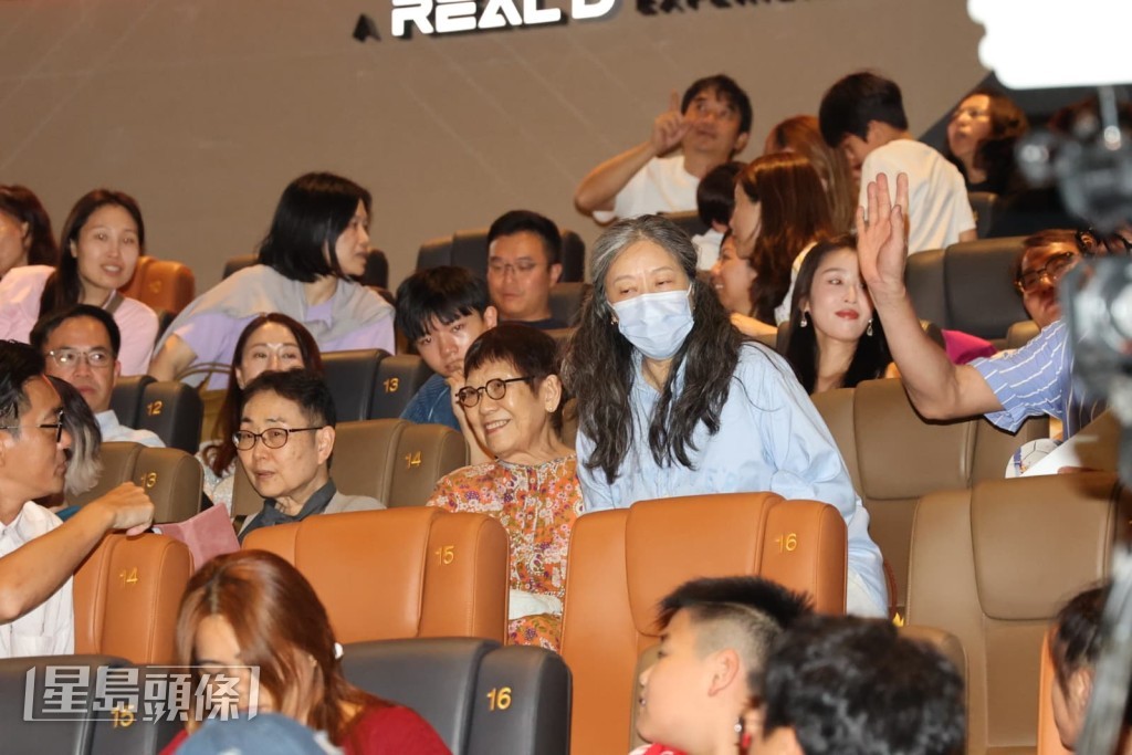 周星馳的母親(右二)昨晚罕有地現身首映禮,支持兒子新作。