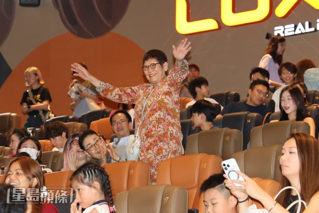 周星馳母親面帶笑容,大方地向現場傳媒揮手。