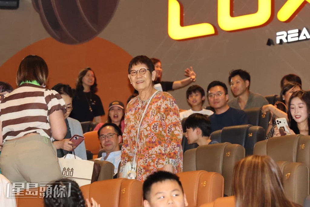 周星馳母親驚喜現身首映禮,為活動增添溫馨氣氛。