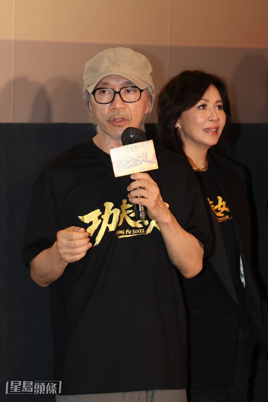 周星馳在台上向香港觀眾打招呼,表示終於能在此與大家見面。