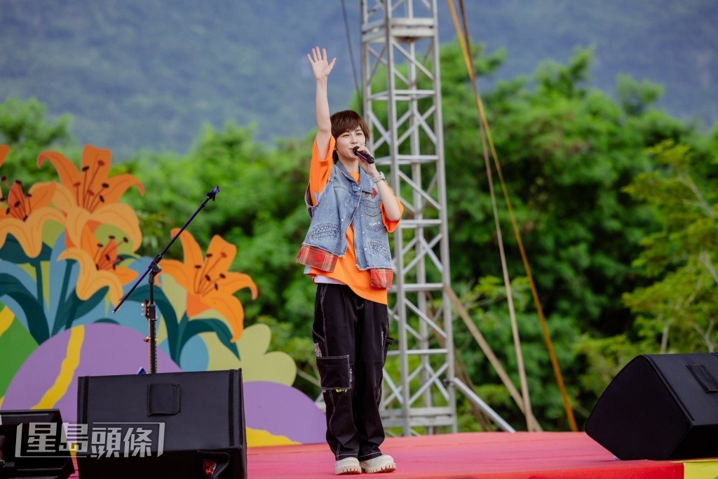 魏嘉瑩在開場演出中帶來多首歌曲,成功炒熱現場氣氛。