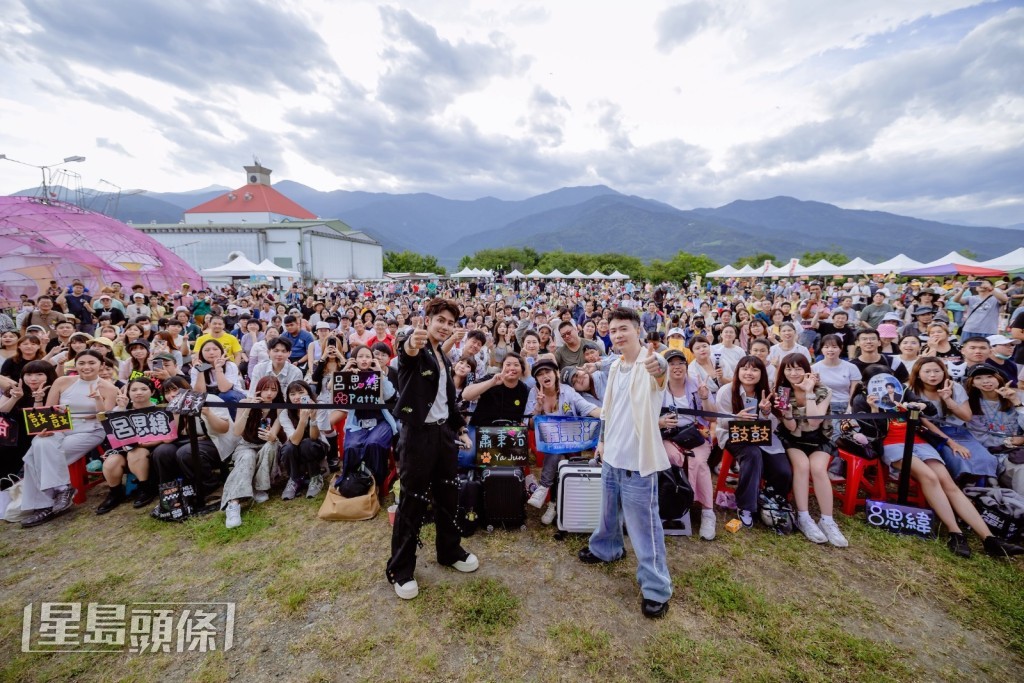 鼓鼓呂思緯在演出後與現場粉絲開心合影。