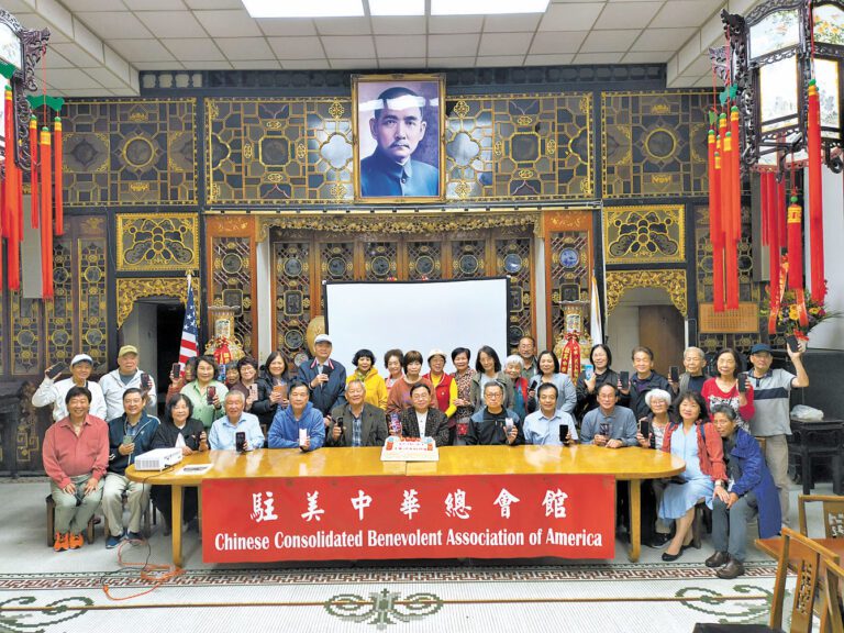 參與「AI讓僑務工作事半功倍」免費實操工作坊的僑領。記者黃偉江攝