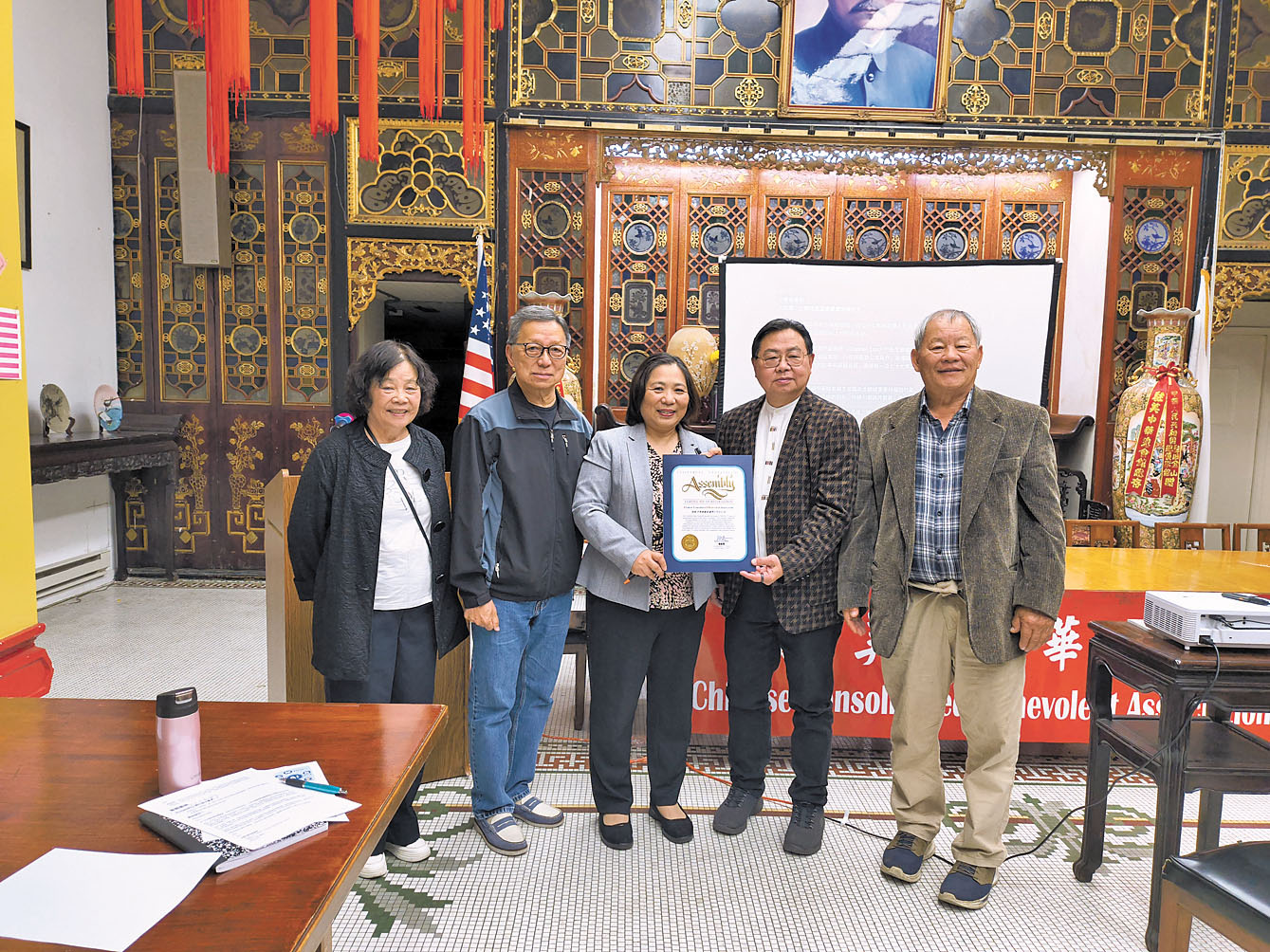 陳丹(圖中央)代表加州眾議員楊馳馬向中華總會館頒發現場通過AI演繹而成的賀狀。記者黃偉江攝
