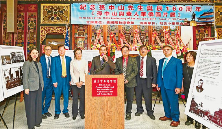 陽和總會館主席黃建成在圖片展開幕儀式上致詞。馬紅兵攝