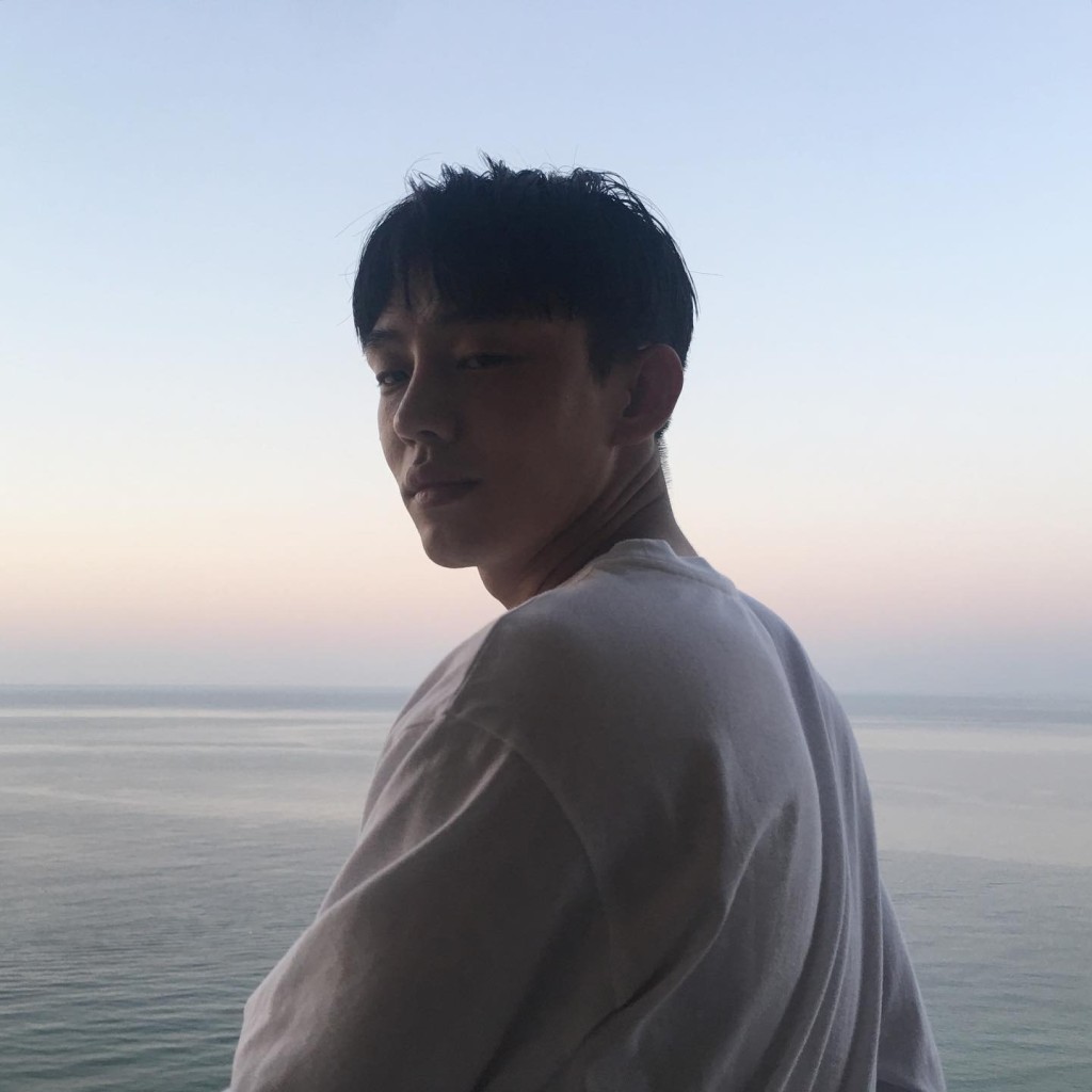 劉亞仁過往亦曾多次被傳出與同性人士有親密互動。