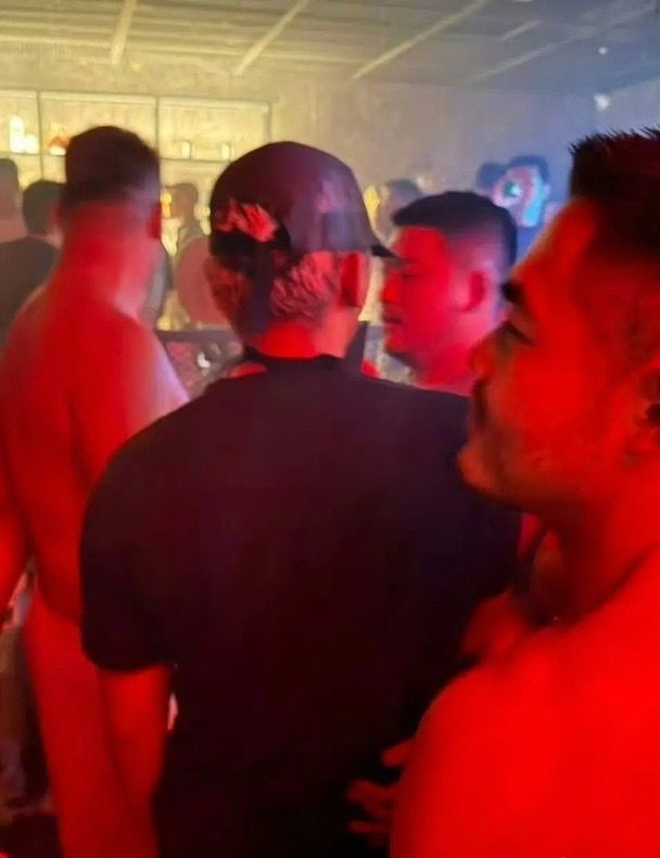 有內地網民表示在上海一間酒吧見到劉亞仁,身旁有多名半裸男性。