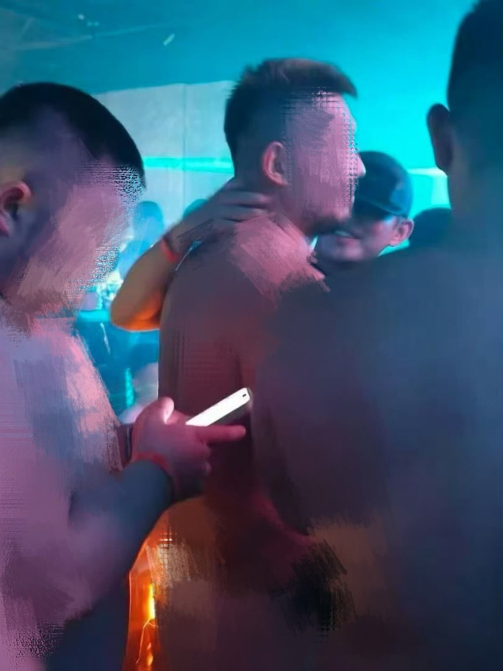 劉亞仁被指在酒吧內與一名健碩男子有多次身體接觸。