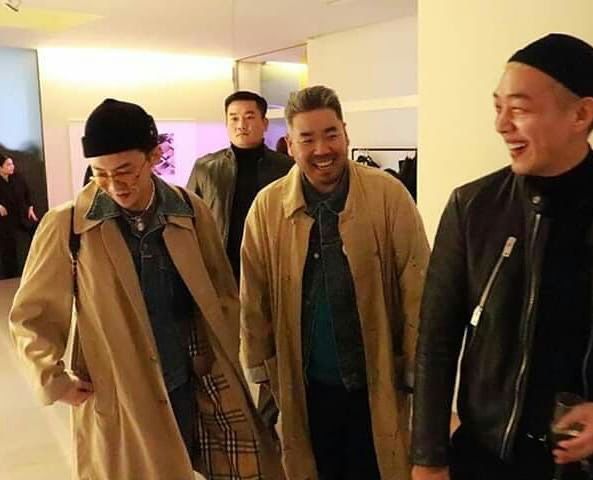 最近劉亞仁(右)與UAA合約期滿,據傳獲GD(左)相關的公司洽談簽約。