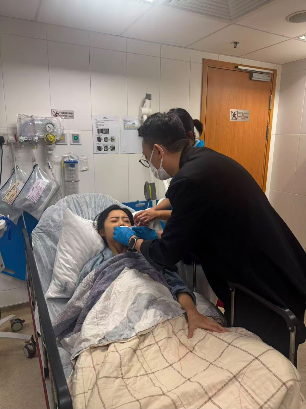 她在7月底拍攝期間受傷,需緊急送院。
