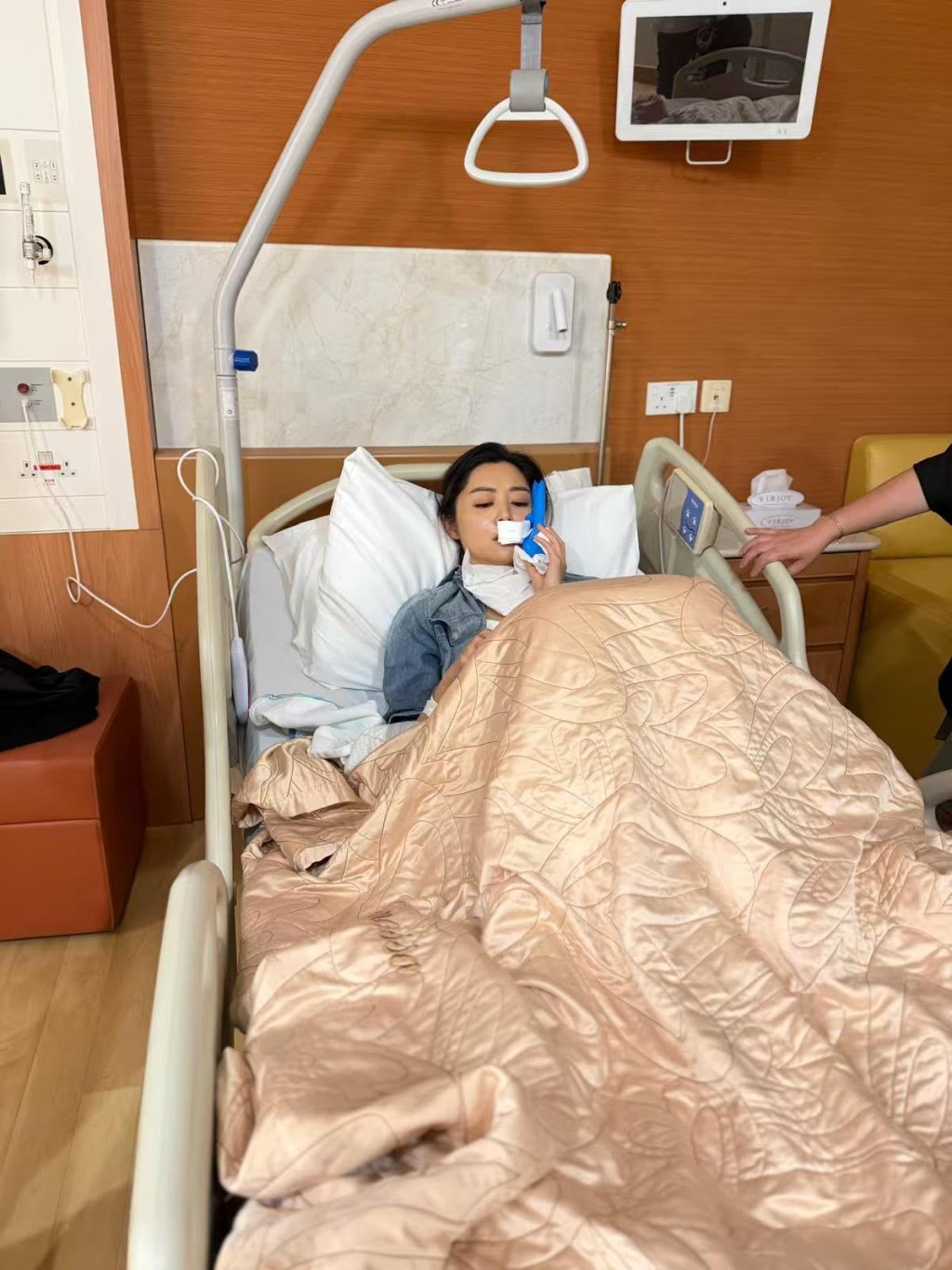 衛詩雅口部及嘴唇的傷口,縫合了超過50針。