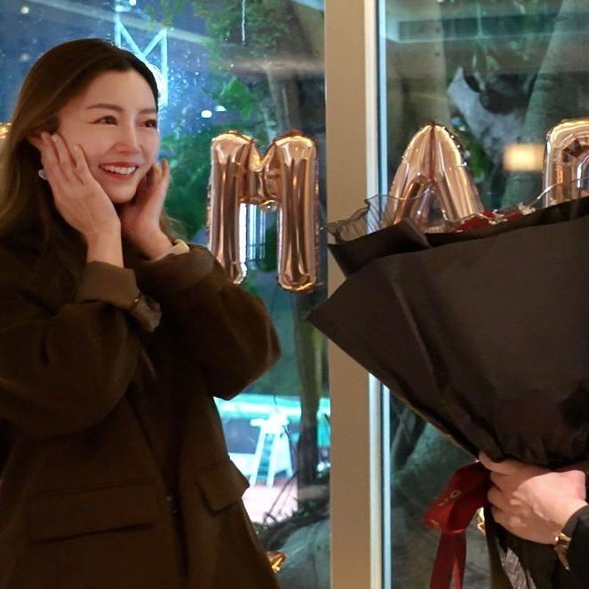衛詩雅被求婚時感動到眼濕濕。