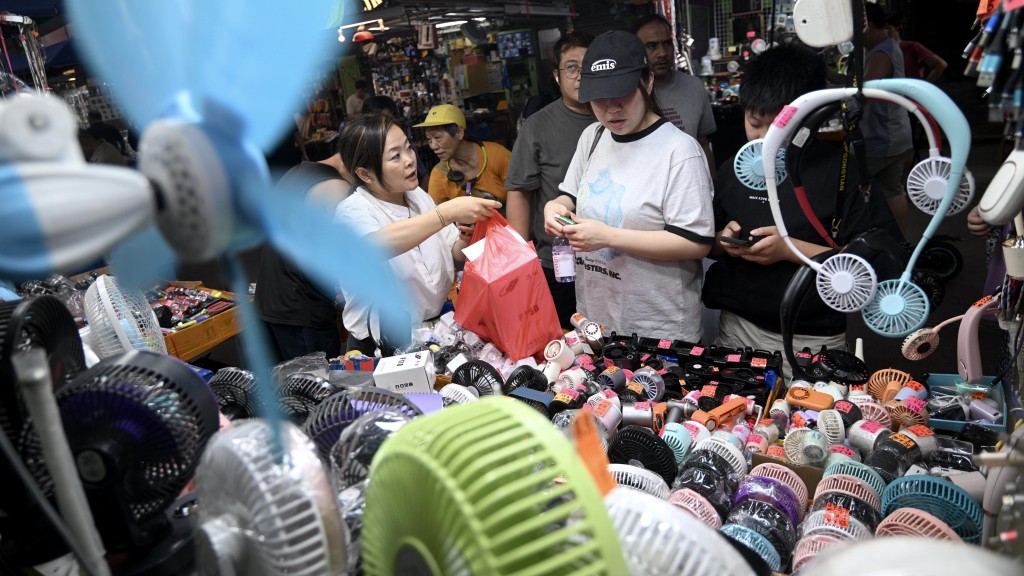 本港錄得破紀錄高溫 深水埗風扇及風扇衣銷情暢旺