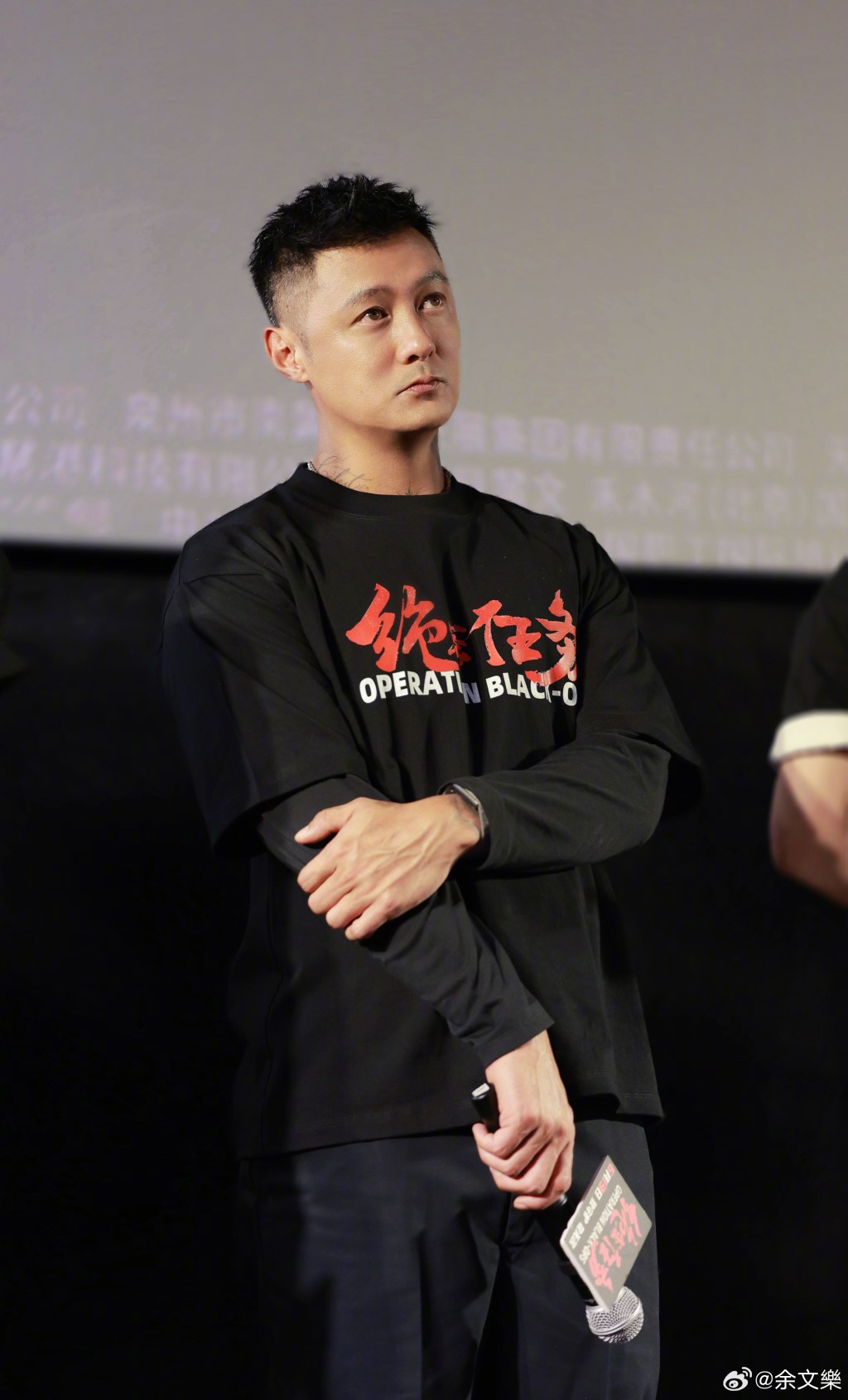 余文樂出席電影宣傳活動時神情專注。