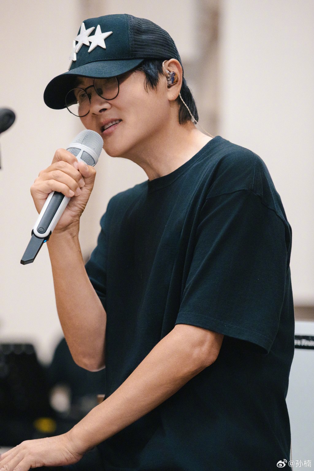 內地實力歌手孫楠在練習時投入演唱。