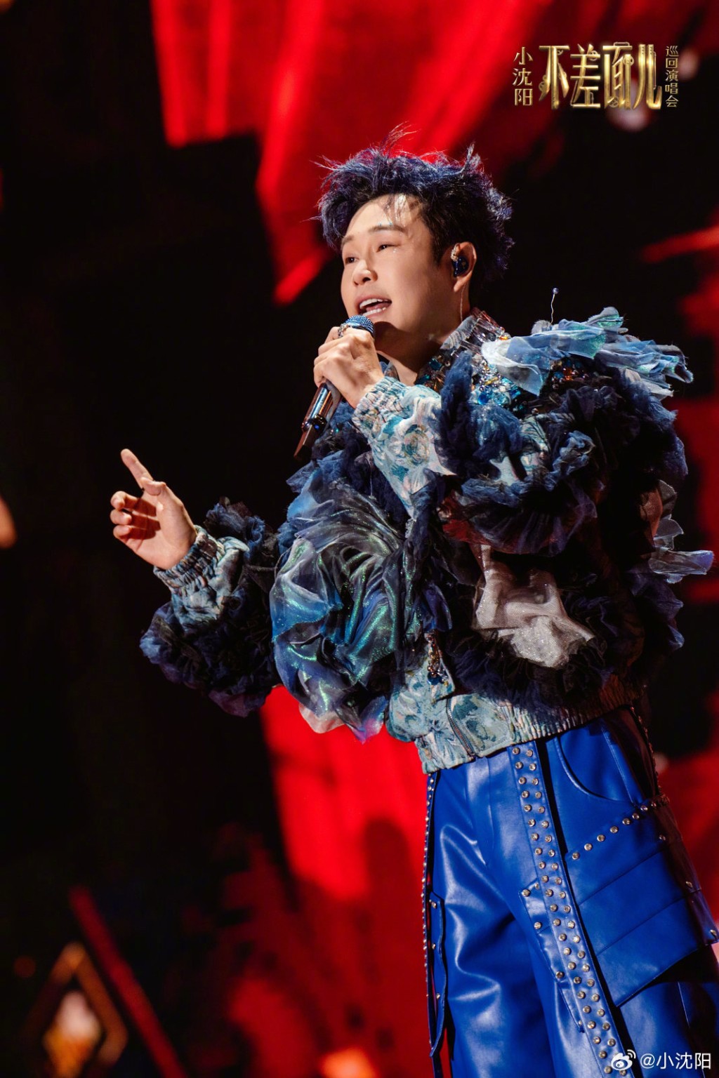 喜劇演員小沈陽在舞台上投入演唱,展現多變的舞台魅力。