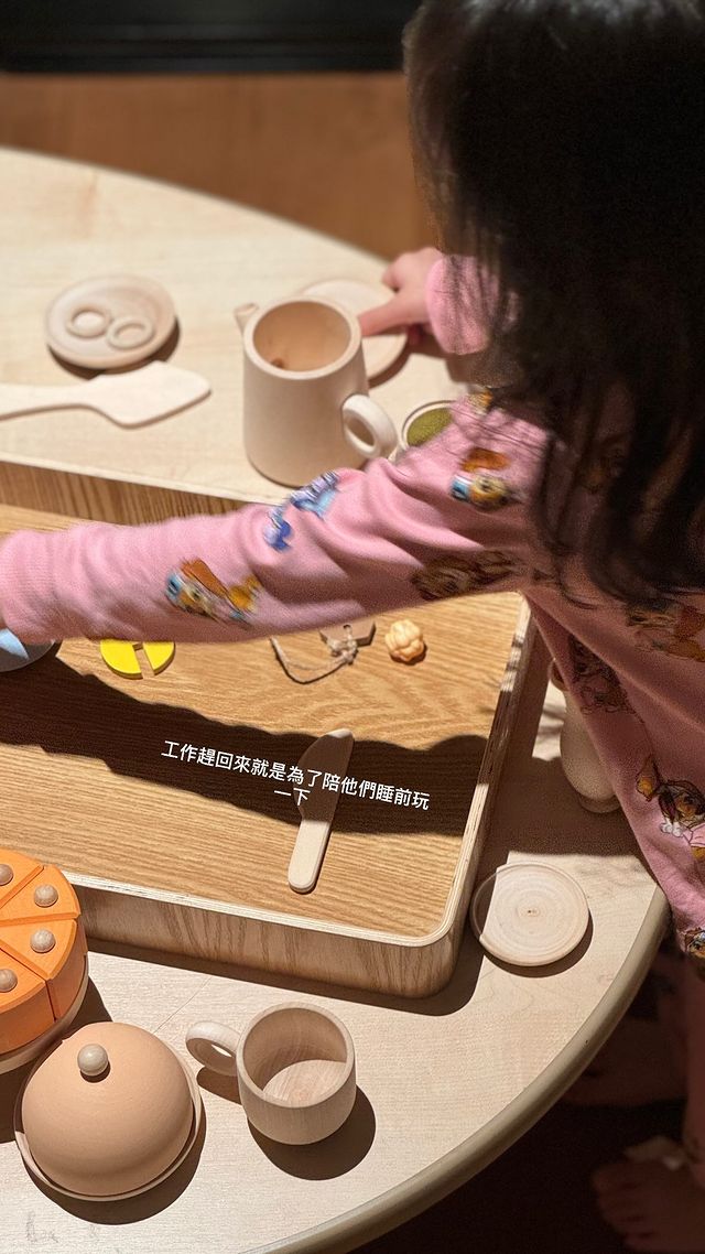 余文樂在限時動態又有分享女兒的背影照。
