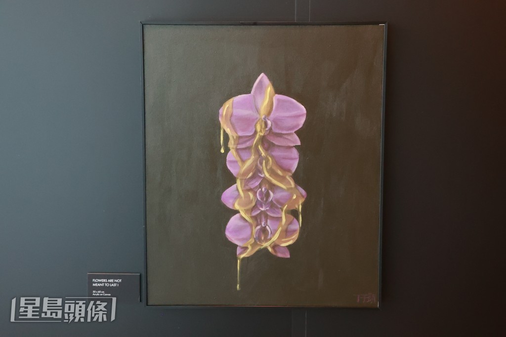 在《Flowers Are Not Meant to Last》系列中，花瓣上的蜜糖象徵著想把美好事物凝固保存下來的心願。