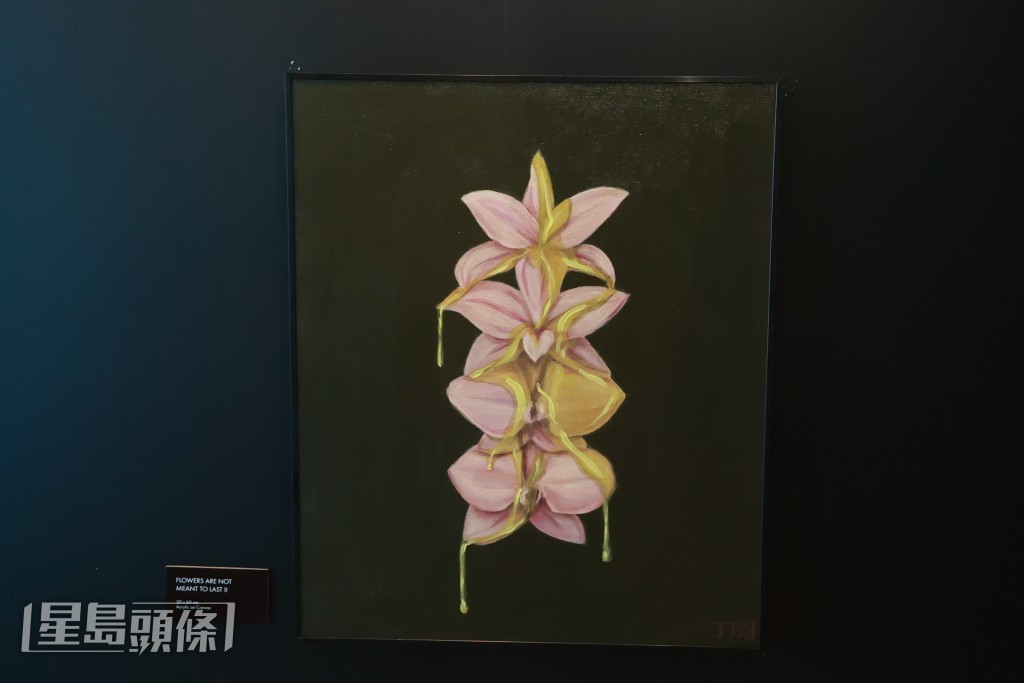 《Flowers Are Not Meant to Last》系列作品中，花瓣沾滿蜜糖，寓意留住美好瞬間。
