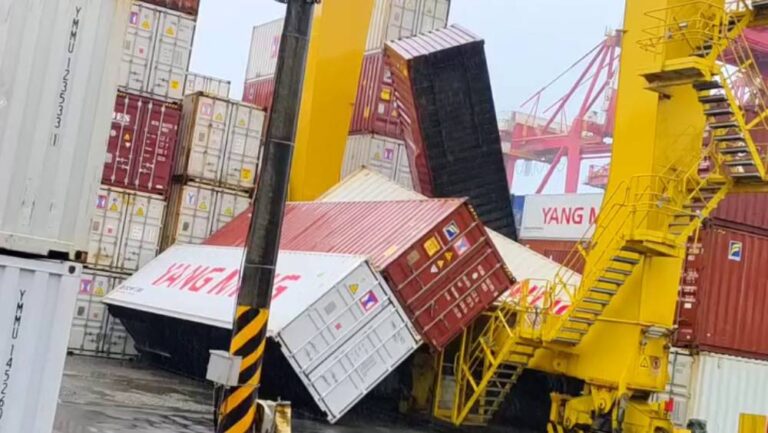 颱風白海豚襲台釀632宗災情 基隆港貨櫃連環倒塌
