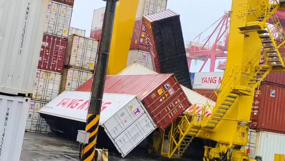 颱風白海豚襲台釀632宗災情 基隆港貨櫃連環倒塌