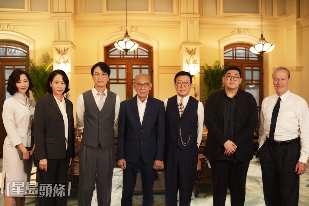 電影《一九七一》開鏡拜神,英皇集團主席楊受成博士率領導演陳茂賢、演員黃子華、許冠文、林嘉欣、衛詩雅、Iain Glen等合照。