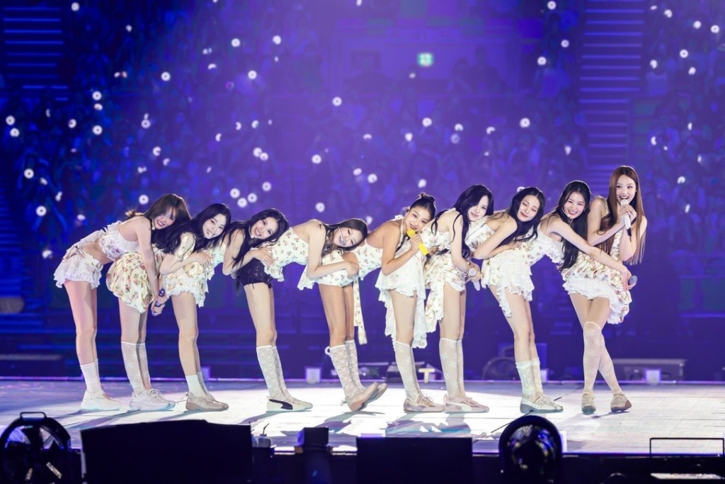 定延(左四)雖然離開JYP,但未來將繼續參與TWICE的團體活動。